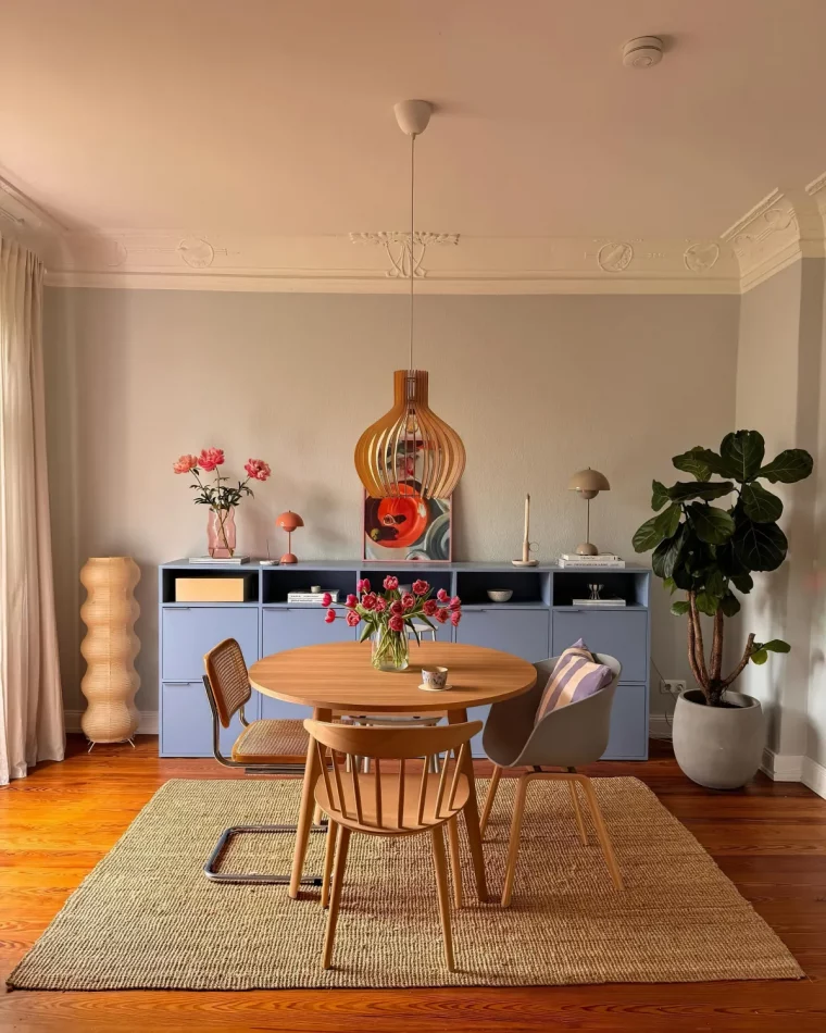deco style moderne arty meuble en bleu pale table et chaises en bois