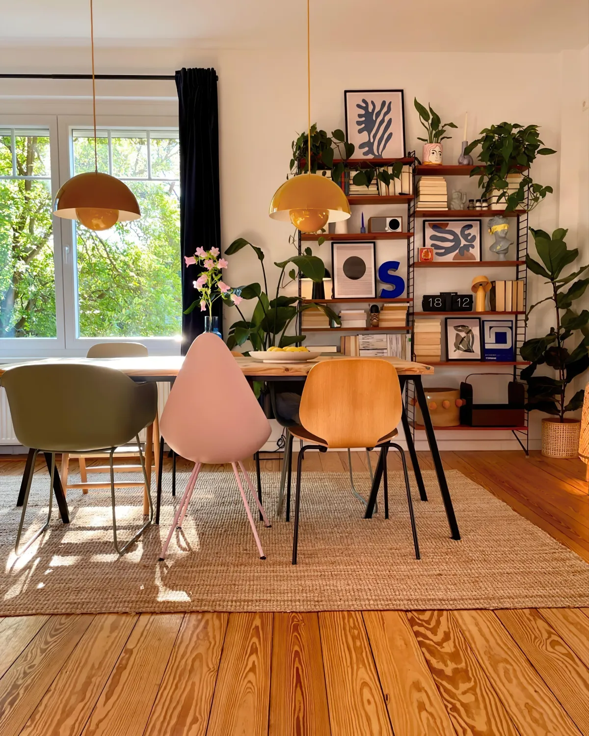deco style moderne chaises differentes tables en bois et metal etagere