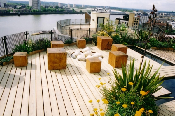 décoration-toit-terrasse-cubes-tabourets-en-bois