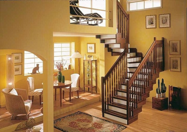 escalier-demi-tournant-en-bois-et-un-intérieur-jaune
