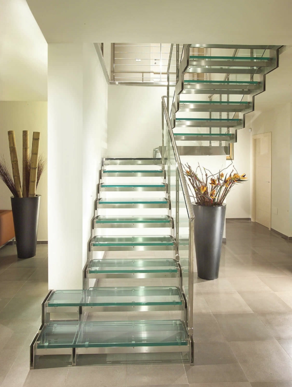 escalier-demi-tournant-encadrement-en-métal-et-des-pas-en-verre