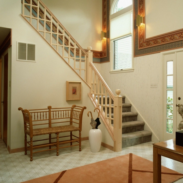 escalier-demi-tournant-tapis-orange-et-décoration-des-murs-fabuleuse