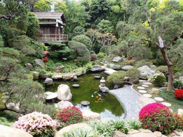 jardin-japonais-avec-des-pierres-dispersées