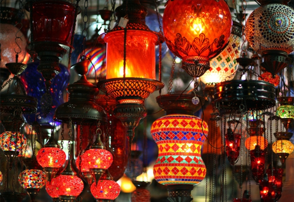 lampe-marocaine-plusieurs-lampes-allumées