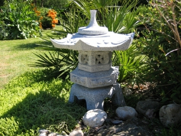 lanterne-japonaise-dans-le-jardin