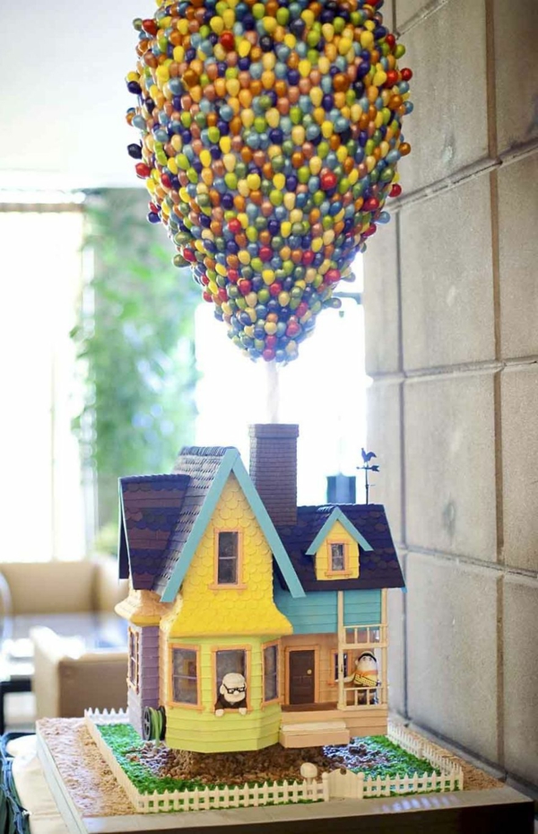 maison-gâteaux-d'anniversaire-et-des-balons
