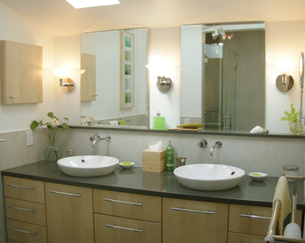 meuble-salle-de-bain-à-double-vasque-avec-deux-coupes-blanches-et-un-commode-de-top-noir