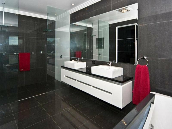 meuble-salle-de-bain-à-double-vasque-dans-une-salle-de-bain-moderne