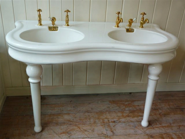 meuble-salle-de-bain-à-double-vasque-deux-éviers-avec-des-robinets-dorés