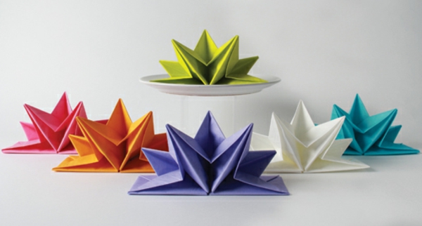 origami-serviette-serviettes-pliées-multicolores