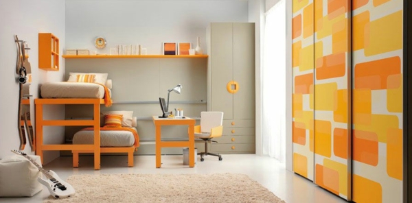 porte-de-dressing-coulissante-en-orange-dans-une-chambre-d'enfant