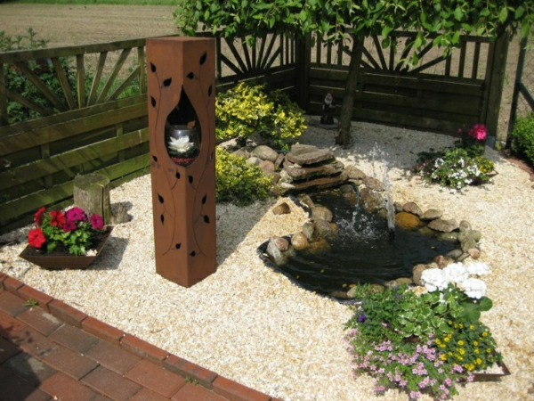 pot-pres-d'une-fontaine-rouille-decoration-jardin