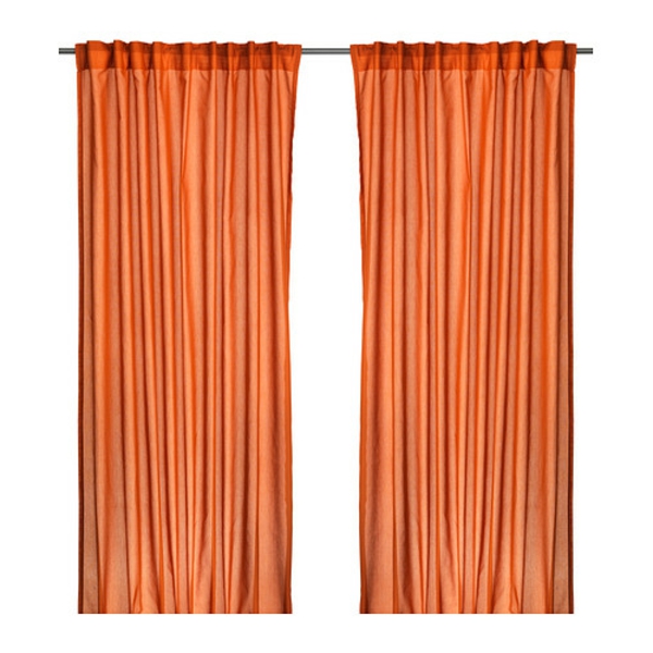 rideaux-ikea-vivian-orange-fonce-Le rideau laisse passer la lumière mais préserve l'intimité ; idéal pour une solution avec plusieurs couches de rideaux
