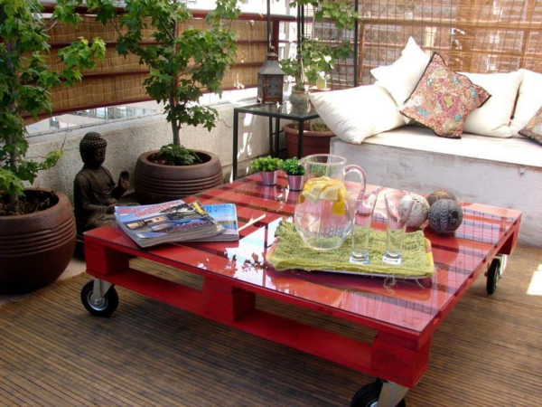 salon-de-jardin-en-palette-une-table-rouge-amovible