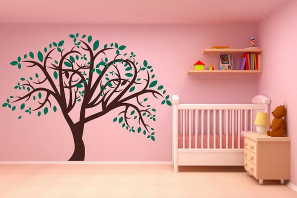 stickers-pour-chambre-bébé-un-arbre-sur-un-mur-rose