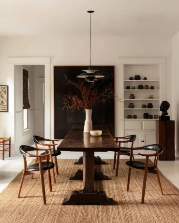 table longue en bois massif chaises en noir et bois tapis beige