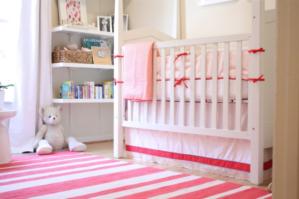 tapis-chambre-bebe-rose-blanc