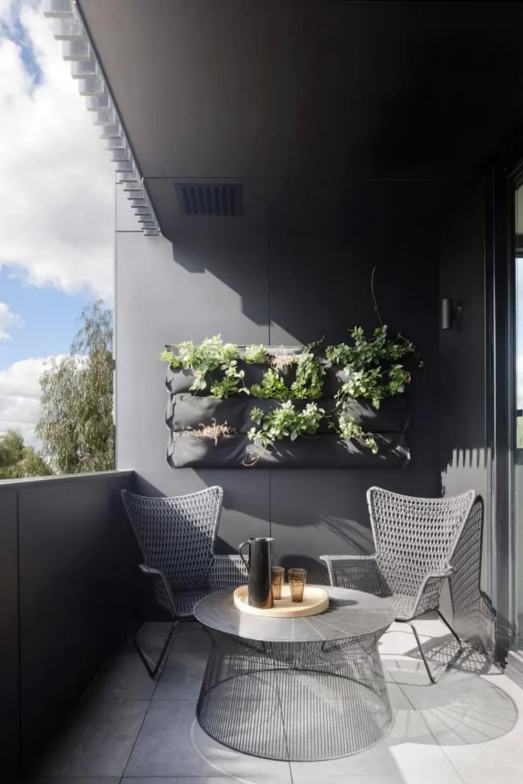 terrasse moderne en gris chaises et table assories