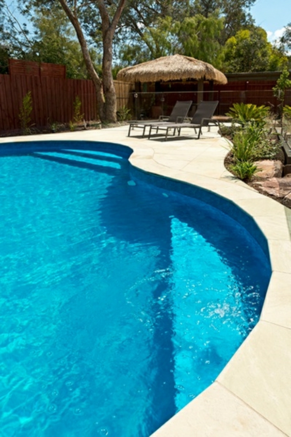 unique-extérieur-design-piscine-creusée-