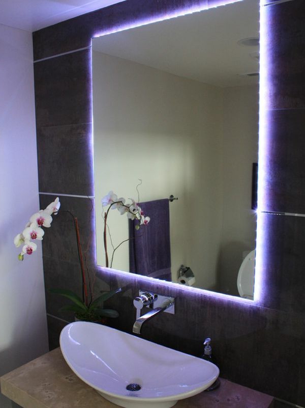 unique-éclairage-de -miroir-pour-la-salle-de-bain-violet
