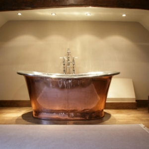 La baignoire sabot est un bijou pour votre salle de bains à thème baroque