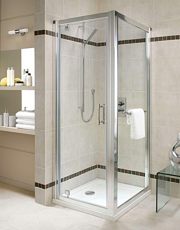 cabine-de-douche-intégrale-dans-une-salle-de-bains-claire