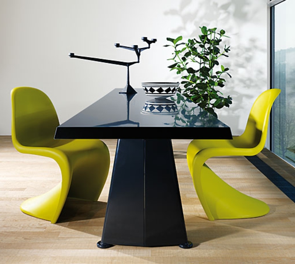 chaise-panton-une-table-noire-rectangulaire-et-des-chaises-vertes-modernes