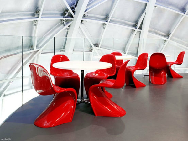 chaise-panton-et-un-intérieur-futuriste