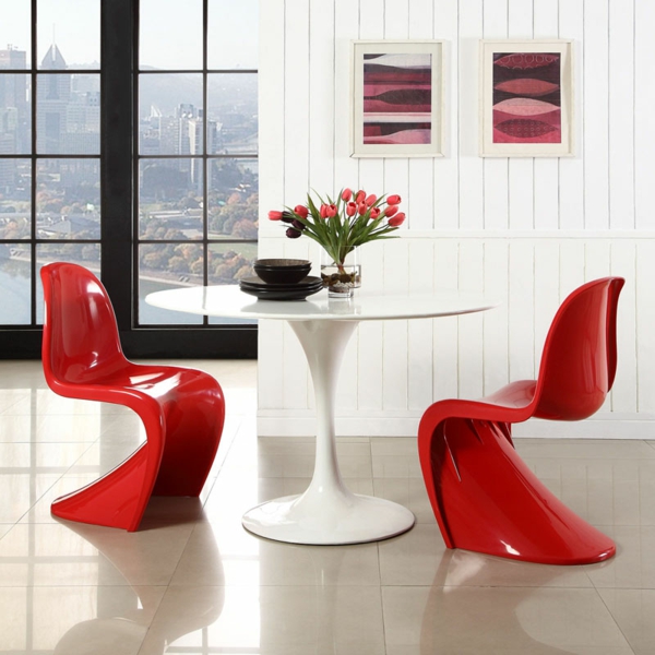chaise-panton-deux-chaises-rouges-et-une-table-blanche