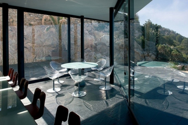 chaises-transparentes-intérieur-lumineux-moderne