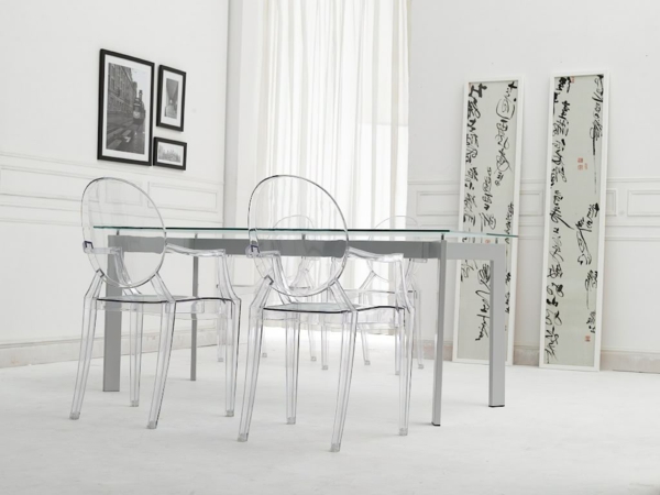 chaises-transparentes-les-chaises-ghost-de-Philippe-Starck
