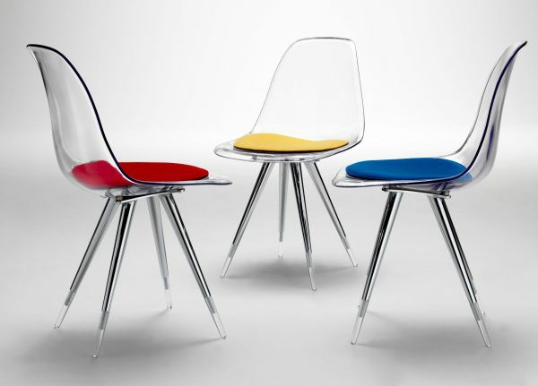 chaises-transparentes-trois-chaises-transparentes