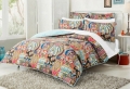 Le couvre lit patchwork est une jolie finition pour votre chambre à coucher