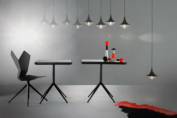 ensemble-table-et-chaise-et-lampes-pendantes-minimalistes