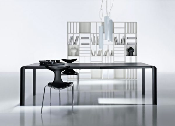 ensemble-table-et-chaise-noirs-dans-une-salle-blanche