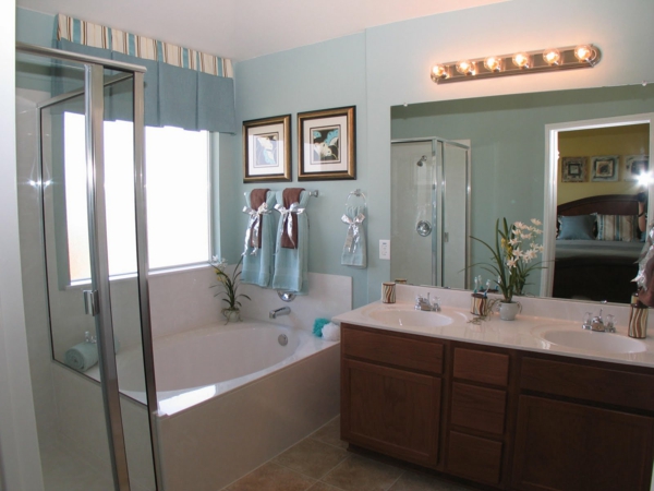 lavabo-à-double-vasque-baignoire-rectangulaire-et-un-grand-miroir