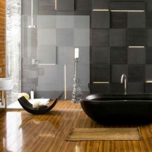 Le parquet stratifié dans la salle de bains est une décoration du sol fonctionnelle