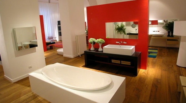 parquet-stratifié-dans-la-salle-de-bains-baignoire-jolie-un-mur-rouge