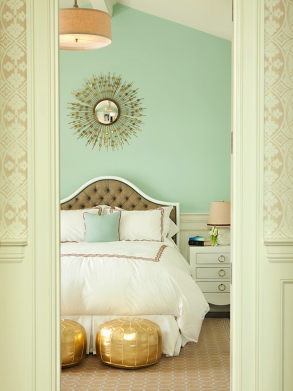 pouf-marocain-poufs-dorés-dans-une-chambre-à-coucher