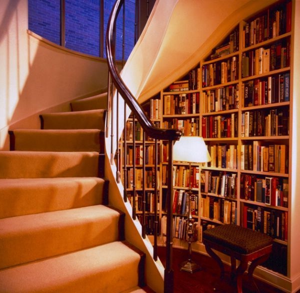 rangement-sous-pente-un-escalier-tournant-et-une-jolie-bibliothèque