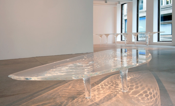 table-basse-transparente-verre-et-liqide