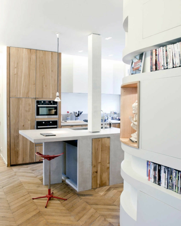 chaise-de-bar-rouge-cuisine-blanche-plancher-en-bois