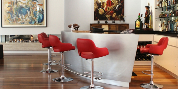 chaise-de-bar-rouge-et-art-moderne