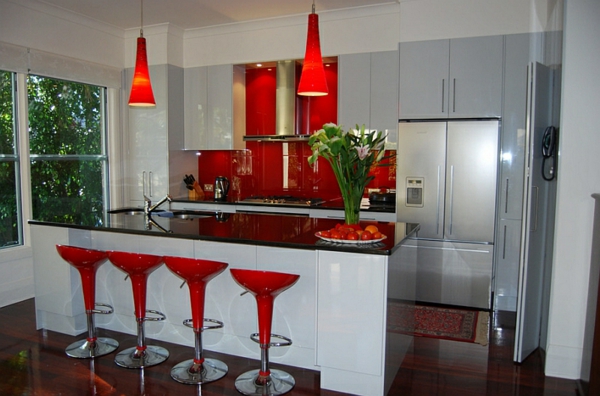 chaise-de-bar-rouge-lampes-pendantes-rouges