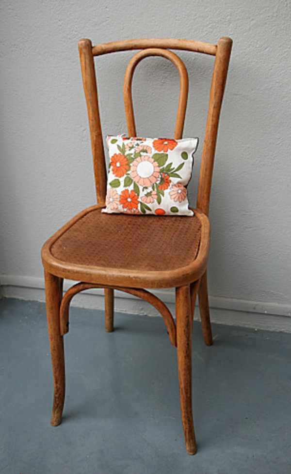 chaise-décoré-avec-coussin