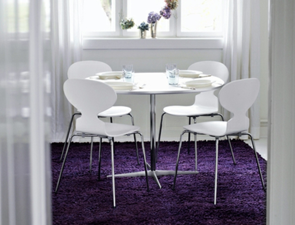 chaise-fourmi-des-chaises-blanches-et-un-tapis-lilas