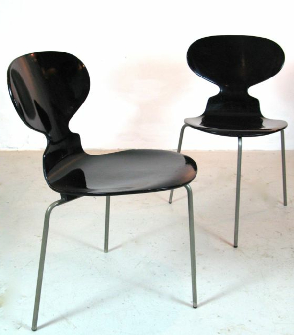 chaise-fourmi-deux-chaises-noires