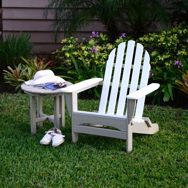 chaises-pliantes-une-chaise-blanche-d'extérieur