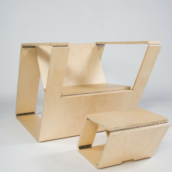 chaises-pliantes-une-chaise-et-un-tabouret