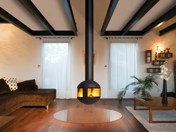 cheminée-suspendue-centrale-une-table-en-bois-et-plancher-en-bois